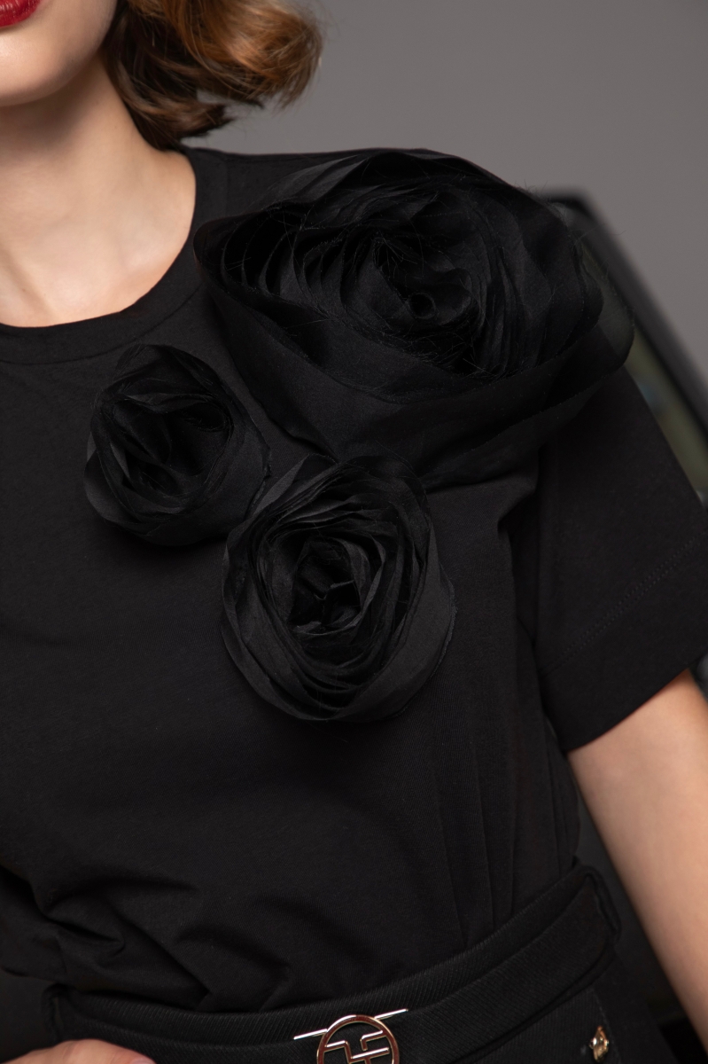 Черна тениска с ръчно изработени цветя "FLEUR DE ROSE"