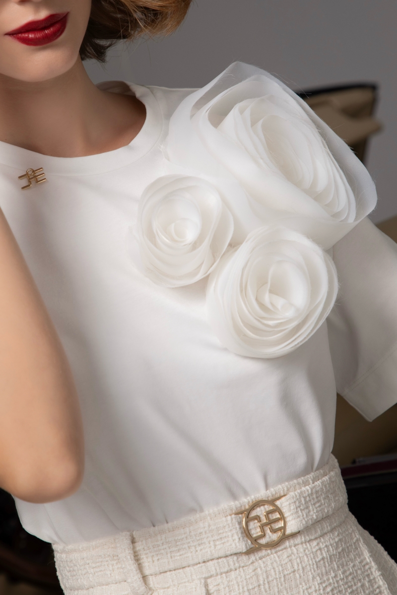 Бяла тениска с ръчно изработени цветя "FLEUR DE ROSE"