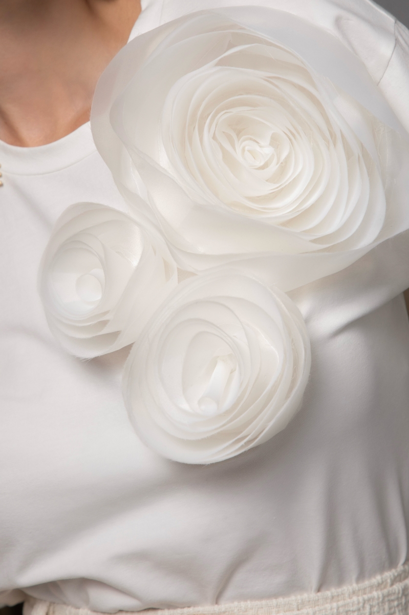 Бяла тениска с ръчно изработени цветя "FLEUR DE ROSE"